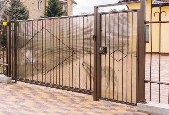 Купить ворота из профлиста с элементами ковки, с металлическими столбами в рамке или под дерево в Гуково от 155535 руб